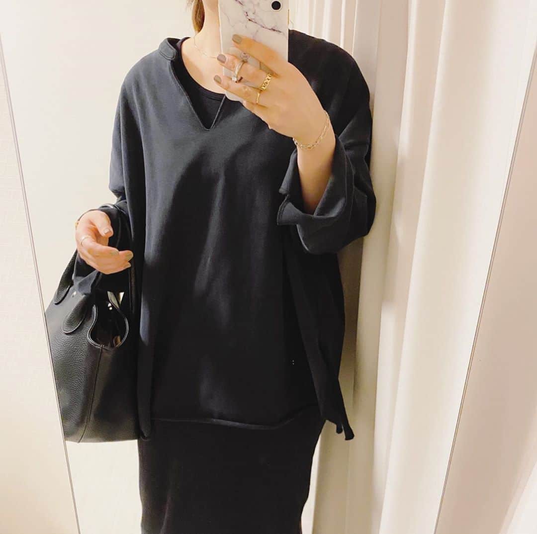 のインスタグラム：「Quandのスウェットをセットアップで。 どちらもシルエットが綺麗で 好みなデザイン。  @quand_tokyo   #スウェットシャツ  #スウェットスカート  #スウェットコーデ  #スウェット   #fashion#outfit#style#coordinate#instagood#ootd#pic#instapic#コーデ#コーディネート#スタイリング#プチプラコーデ#本日のコーデ#大人カジュアル#プチプラ  #カジュアル #ニット #アラフォー #アラフォーコーデ #アラフォーファッション#スカートコーデ#スウェットプルオーバー#秋コーデ #秋服 #秋服コーデ」
