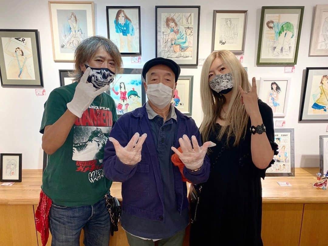 喜国雅彦＆国樹由香さんのインスタグラム写真 - (喜国雅彦＆国樹由香Instagram)「サックス、クラリネット奏者の梅津和時さんが来てくださいました。  10月17日生まれが集ったバンド「Libra17」のメンバー、喜国さん。偉大なるバンマスが梅津さんです。来年はまたライブが出来ますように（由）  #manga #mangaart #exhibition #kichijoji #tokyo #japan #ギャルと少女とお姉さん展 #喜国雅彦 #国樹由香 #リベストギャラリー創 #最終日の28日は17時まで」10月28日 22時49分 - kunikikuni