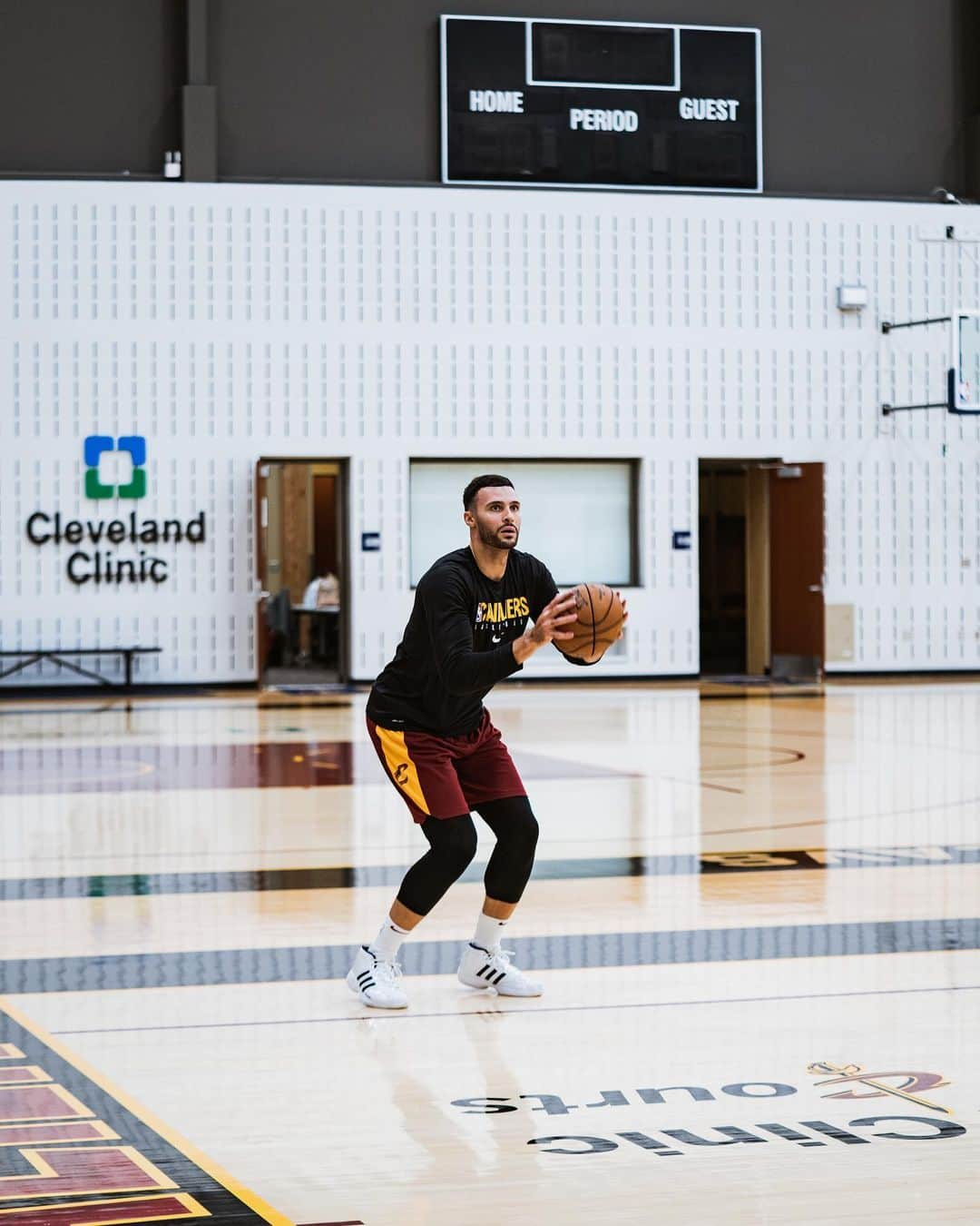 キャブスさんのインスタグラム写真 - (キャブスInstagram)「Mid-week hustle at @clevelandclinic Courts 😤」10月28日 22時51分 - cavs