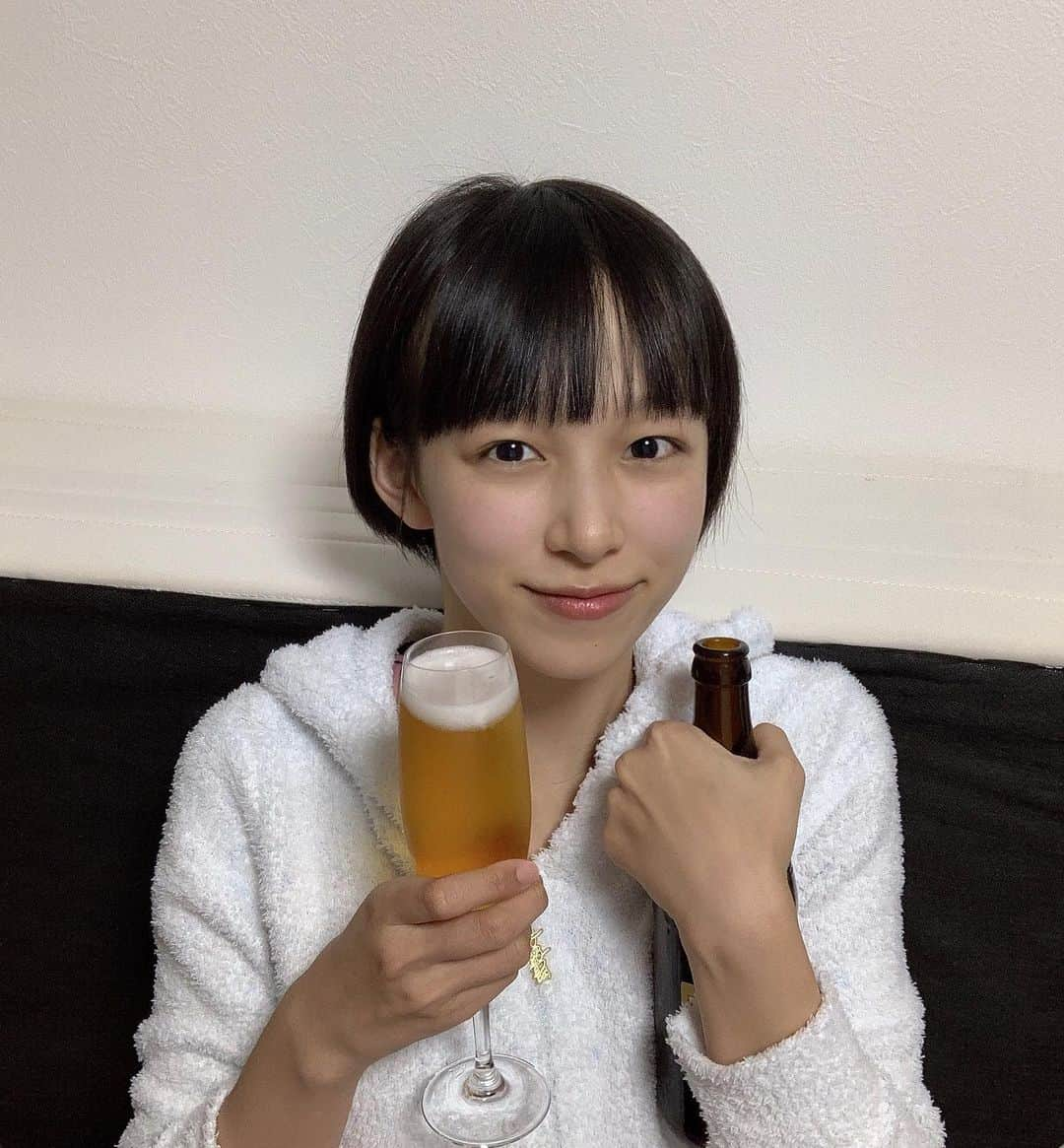 坂田莉咲のインスタグラム：「誕生日にビールをたくさん貰いました🍺 今日はお風呂上がりにお父さんと飲んでます🍺 ビールと一緒に寝たい🍺  　#ビール #ビール女子 #お酒好き女子　#すっぴん　#beer #🍺」