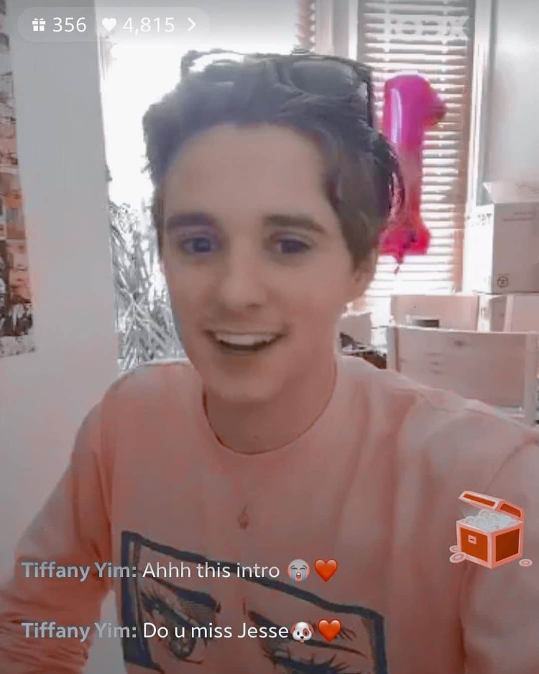 コナー・ボールのインスタグラム：「Brad just did a livestream an hour ago 🥺❤️ the way he fix his hair 😭」