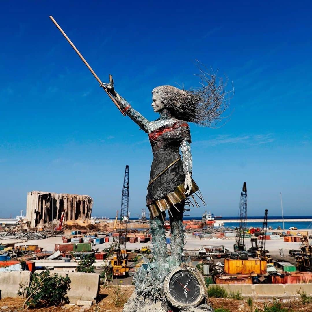 ベレン・サートのインスタグラム：「By Hayat Nazer 👏🏻 This statue, made from the twisted metal and debris from the explosion that ripped through Beirut on 4 August, stands proud in the shadow of destruction. The figure of a woman, by Lebanese artist Hayat Nazer, includes a broken clock marking the time the blast hit the city (6:08pm). "The explosion broke my heart. I was just devastated. I was traumatised, but honestly, all of us in Lebanon are traumatised… When I'm feeling that way I just try to help, and fix and heal through art, so this is my way of accepting reality and trying to build my people back up," said artist  #Lebanon #Beirut #Statue」