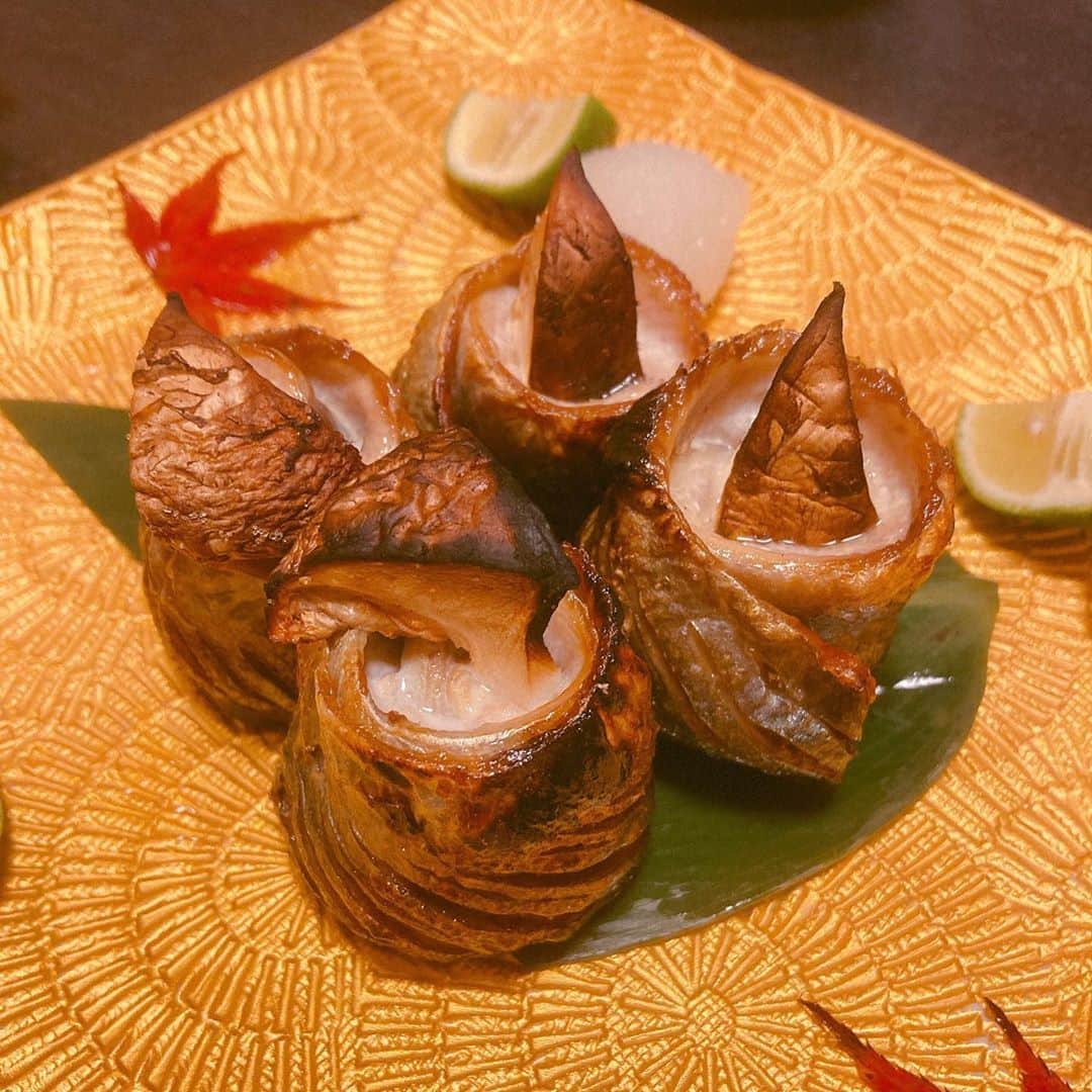 大西宏明のインスタグラム：「秋だねぇぇ🍁🍄🐟  美味しいものを食べるのも仕事っっ🤩  食で幸せ笑顔をっ🖐  #美味しいご飯  #美味しいもの  #美味しいもの好きな人と繋がりたい  #美味しいお店  #美味しいお酒  #秋の味覚  #秋刀魚 #松茸 #カニ  #ハマグリ #ユッケ #グラタン #刺身 #最高かよ  #美味しかった #磯乃家  #ご馳走様でした  #smile #ほなっ！！」