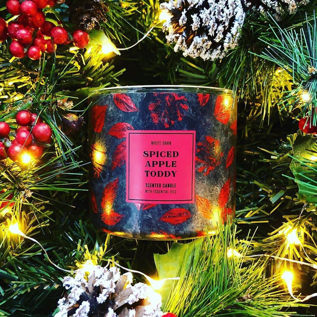 Bath & Body Worksさんのインスタグラム写真 - (Bath & Body WorksInstagram)「We're celebrating 12 days of Christmas Candles with @whitebarnbeauties! 🎄 🎶 🎅 ❄ Comment which ones you're gifting this year 🎁」10月28日 23時04分 - bathandbodyworks