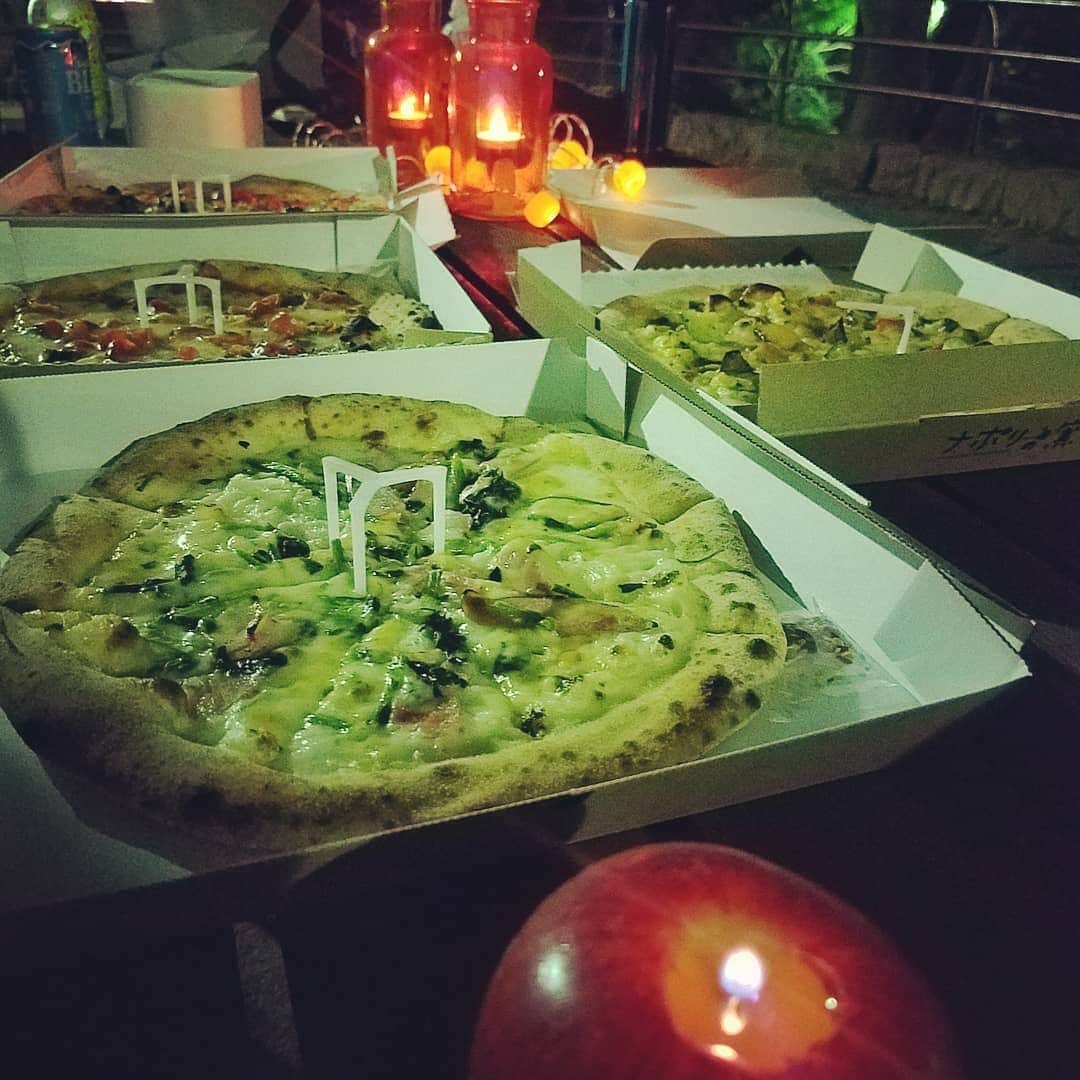 常世晶子さんのインスタグラム写真 - (常世晶子Instagram)「宅配のピザを買ってきて、屋外でハロウィンパーティー😊🎃毎年恒例のイベントも今年は屋外でした。 新しい衣装は用意できなかったけれど、子どもたちが楽しそうだったので良かった！楽しかった!!  #ハロウィン #パーティー #Halloween #party  #🎃🧙‍♀️👻」10月28日 22時59分 - tokoyo_shoko