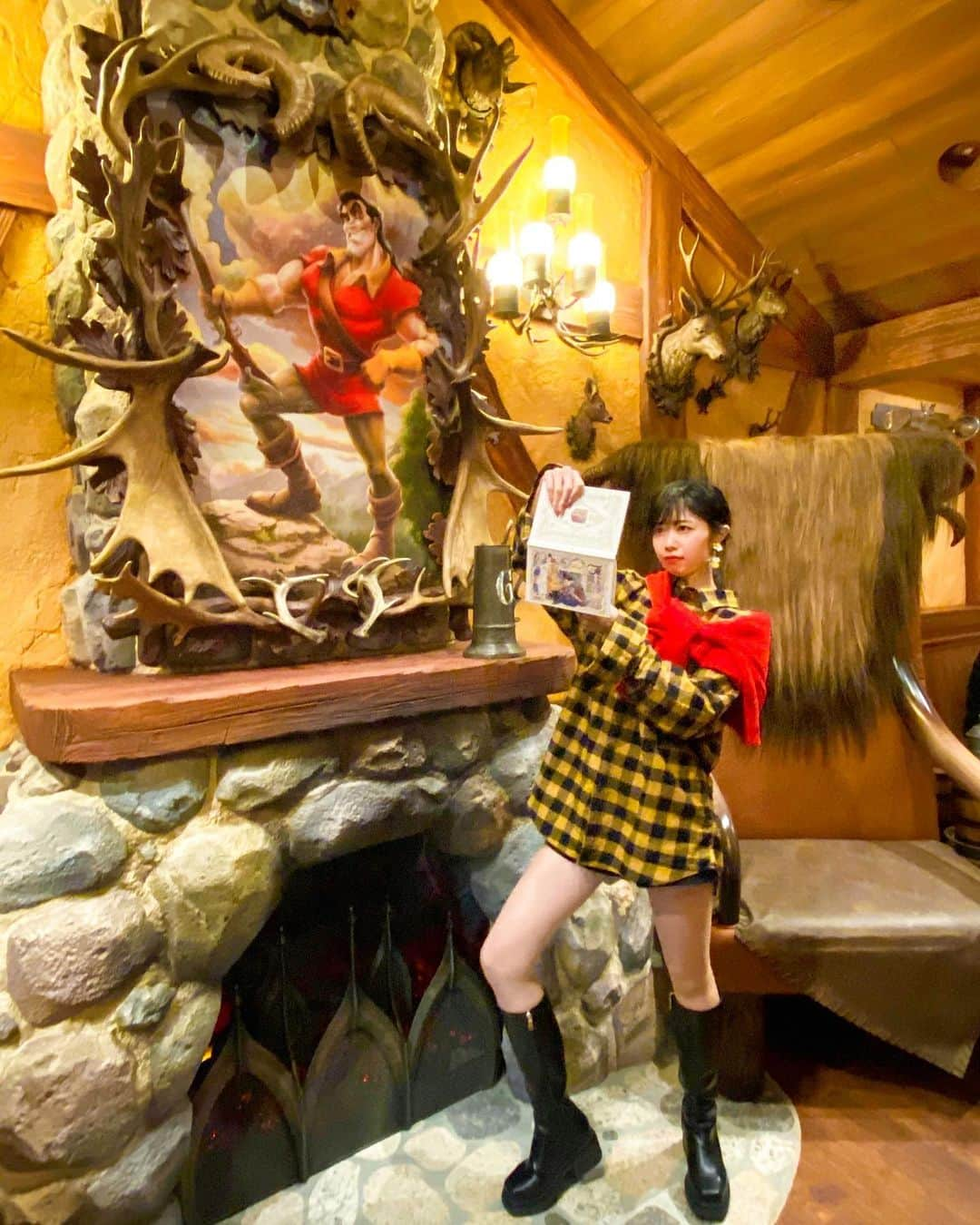 中島奈津希さんのインスタグラム写真 - (中島奈津希Instagram)「💪🏻❤️💛﻿ Tokyo Disneyland ＂New Fantasyland.🏰＂﻿ ﻿ ﻿ ﻿ ﻿ ﻿ ﻿ ずっと行きたかった﻿ ＂#ラタベルヌドガストン 🍻❤️💦＂﻿ ﻿ ﻿ ﻿ ﻿ お姉(@nakajima_ayano )が﻿ 予約取ってくれたおかげで行けました😭❤️﻿ ﻿ 店内の至る場所に﻿ #美女と野獣 の世界観が散りばめられていて﻿ ずっと店内をキョロキョロしてたよ👀💭❤️﻿ ﻿ ﻿ ﻿ ﻿ ﻿ ﻿ ﻿ ﻿ そして、、！﻿ この場所🥺❤️❤️❤️❤️﻿ #ガストンバウンド でどうしても行きたかったし﻿ 悔いを残したくなかったから﻿ 全力でガストンをしたよ😂😂💭😏✨笑﻿ ﻿ ﻿ ﻿ 無事、ガストンになれてるかな🤭💭？？笑﻿ ﻿ ☁️☁️☁️☁️☁️☁️☁️☁️☁️☁️☁️☁️☁️☁️☁️☁️﻿ #disneysisters_jp ←#中島姉妹 ディズニーまとめ👭🏻﻿ #東京ディズニーランド　﻿ #美女と野獣エリア ﻿ #ディズニーバウンド」10月28日 23時01分 - nakajima_natsuki