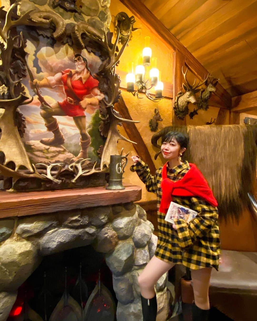 中島奈津希さんのインスタグラム写真 - (中島奈津希Instagram)「💪🏻❤️💛﻿ Tokyo Disneyland ＂New Fantasyland.🏰＂﻿ ﻿ ﻿ ﻿ ﻿ ﻿ ﻿ ずっと行きたかった﻿ ＂#ラタベルヌドガストン 🍻❤️💦＂﻿ ﻿ ﻿ ﻿ ﻿ お姉(@nakajima_ayano )が﻿ 予約取ってくれたおかげで行けました😭❤️﻿ ﻿ 店内の至る場所に﻿ #美女と野獣 の世界観が散りばめられていて﻿ ずっと店内をキョロキョロしてたよ👀💭❤️﻿ ﻿ ﻿ ﻿ ﻿ ﻿ ﻿ ﻿ ﻿ そして、、！﻿ この場所🥺❤️❤️❤️❤️﻿ #ガストンバウンド でどうしても行きたかったし﻿ 悔いを残したくなかったから﻿ 全力でガストンをしたよ😂😂💭😏✨笑﻿ ﻿ ﻿ ﻿ 無事、ガストンになれてるかな🤭💭？？笑﻿ ﻿ ☁️☁️☁️☁️☁️☁️☁️☁️☁️☁️☁️☁️☁️☁️☁️☁️﻿ #disneysisters_jp ←#中島姉妹 ディズニーまとめ👭🏻﻿ #東京ディズニーランド　﻿ #美女と野獣エリア ﻿ #ディズニーバウンド」10月28日 23時01分 - nakajima_natsuki