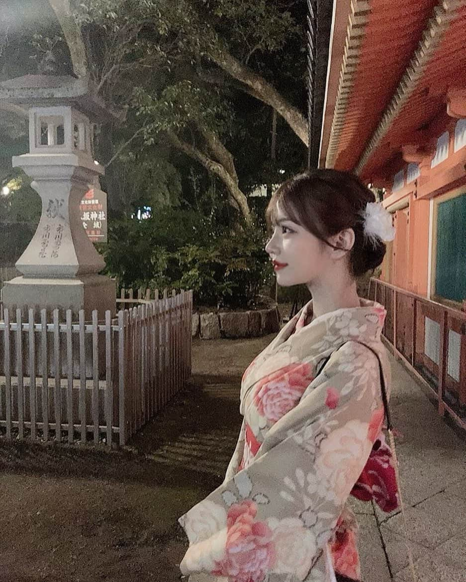 ビビアンさんのインスタグラム写真 - (ビビアンInstagram)「京都投稿最後🌸 着物は友達2人が私に似合うやつ選んでくれたの☺️🤍  おみくじしたら半吉っていうのが出たんだけど中吉と何が違うんだろう🤔？　  #八坂神社 #京都旅行 #京都観光 #着物レンタル #着物女子 #着物ヘアアレンジ #kimono #ヘアアレンジ #アップヘア #일본생활 #여행기록 #여행 #일본스타일 #키모노 #ヘアスタイル #旅スタグラム #旅遊 #旅行記 #浴衣 #浴衣ヘアアレンジ #着物ヘアアレンジ #着物ヘアセット　#髪飾り #japanesegirl #japantravel #着物女子　#浴衣女子」10月28日 23時01分 - nightratherthanday252525