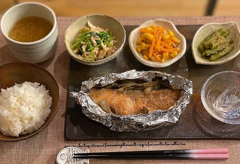 岸明日香さんのインスタグラム写真 - (岸明日香Instagram)「基本鮭定食食べすぎてる。 明日は朝から撮影からの収録でバタバタだから頑張るうー！  #岸キッチン　#鮭とキノコのバター醤油ホイル焼き　#ささみと豆苗の胡麻和え　#人参えのきコーンの甘煮　#インゲン胡麻和え　#玉ねぎの味噌汁　#蒟蒻畑笑　#鮭の塩焼き　#だし巻き卵　#ウインナー　#オクラのおひたし　#明太子　#明太イカ　#しじみスープ　#ご飯」10月28日 23時04分 - aspoo02