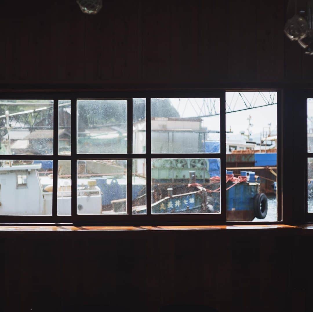 市川渚さんのインスタグラム写真 - (市川渚Instagram)「📍Ine Boathouses, Kyoto﻿ ﻿ ﻿ ﻿ 今年の夏に企画をお手伝いさせていただいていたキャンペーン #海があるから のムービーロケ地候補にあがっていて、ずっと気になっていた伊根の舟屋郡にも伺うことができました。﻿ ﻿ 舟屋とは1Fに漁船が停められるようになっていて、2Fが生活スペースになっている家屋のこと。ここ伊根には年季の入った木造の舟屋たちが湾沿いにズラリと並んでいます。﻿ ﻿ 一部宿泊施設などになっている舟屋もあるようですが、基本は今も漁師さんたちが漁をしながらでこの舟屋で生活を営んでいる静かな漁師町。とても素敵な場所でした……お食事処 かもめさんで頂いた地元で取れた鯖を使った「へしこ茶漬け」もとっても美味しかった。ここもまたゆっくり行きたいなあ。﻿ ﻿ Vlogもあるのでよろしければぜひ☺️﻿ ﻿ ▶️ https://youtu.be/K6ZH9D_-jvs﻿ ﻿ ﻿ #伊根の舟屋#ineboathouse#伊根#boathouse#舟屋#海の京都#kyoto#京都旅#へしこ茶漬け#お食事処かもめ#a7iii#leicasummilux5mm」10月28日 23時08分 - nagiko