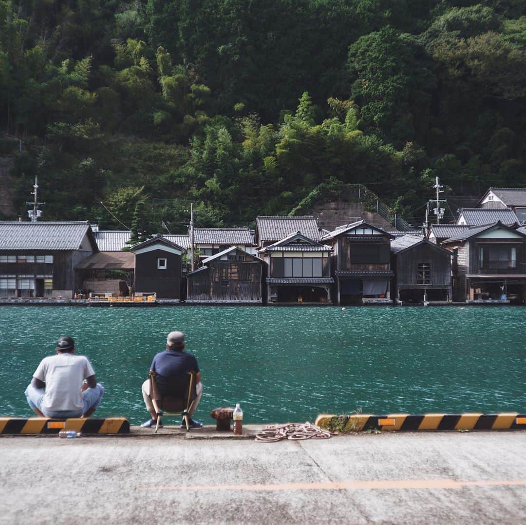 市川渚のインスタグラム：「📍Ine Boathouses, Kyoto﻿ ﻿ ﻿ ﻿ 今年の夏に企画をお手伝いさせていただいていたキャンペーン #海があるから のムービーロケ地候補にあがっていて、ずっと気になっていた伊根の舟屋郡にも伺うことができました。﻿ ﻿ 舟屋とは1Fに漁船が停められるようになっていて、2Fが生活スペースになっている家屋のこと。ここ伊根には年季の入った木造の舟屋たちが湾沿いにズラリと並んでいます。﻿ ﻿ 一部宿泊施設などになっている舟屋もあるようですが、基本は今も漁師さんたちが漁をしながらでこの舟屋で生活を営んでいる静かな漁師町。とても素敵な場所でした……お食事処 かもめさんで頂いた地元で取れた鯖を使った「へしこ茶漬け」もとっても美味しかった。ここもまたゆっくり行きたいなあ。﻿ ﻿ Vlogもあるのでよろしければぜひ☺️﻿ ﻿ ▶️ https://youtu.be/K6ZH9D_-jvs﻿ ﻿ ﻿ #伊根の舟屋#ineboathouse#伊根#boathouse#舟屋#海の京都#kyoto#京都旅#へしこ茶漬け#お食事処かもめ#a7iii#leicasummilux5mm」