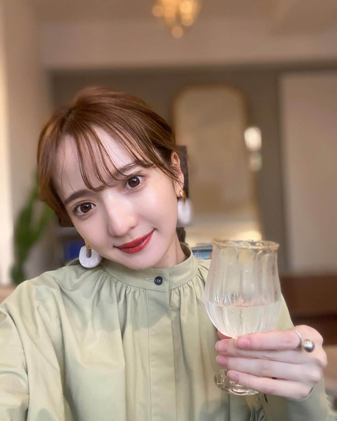 平木愛美のインスタグラム：「いつも、ゴールドなシンプルなピアスをつけることが多いので。こういうピアスをしてるのはめずらしいなー⚪️  この写真は関係ないのですが、、  実は最近打ち合わせをしたりサンプルチェックをしたり、 今、アクセサリーをコラボで製作中なのでお楽しみにしていてください…🤍🕊 とっっっても可愛いピアスが３型できる予定なのです…！💕  日常でも、特別な日にも、どちらにも使えるような。私自身がもう早くつけたくて上がってくるのが楽しみな、、、✨✨ そんなピアスをかたちにしてもらっています！！！  こんなのが欲しいなぁ。って思い描いていたのが形になってきていて、 本当に可愛いの！！！！！  わくわく。🦋🤍🤍🤍  #accessory #pierce」