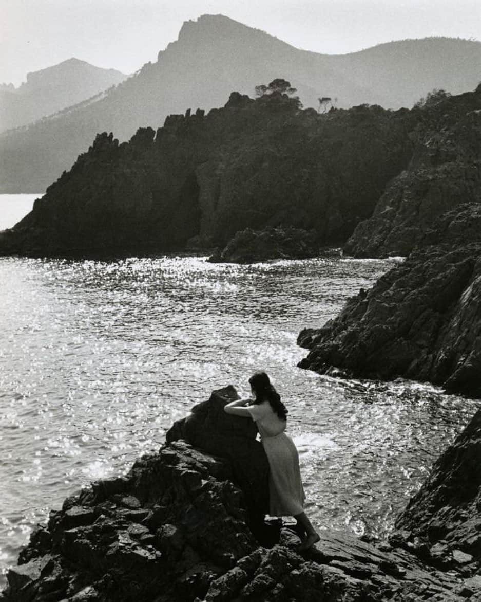 Meganさんのインスタグラム写真 - (MeganInstagram)「Sophie, France, 1954 〰 from Édouard Boubat: A Gentle Eye 👁 . . . . #edouardboubat #france #views #rocks」10月28日 14時19分 - zanzan_domus
