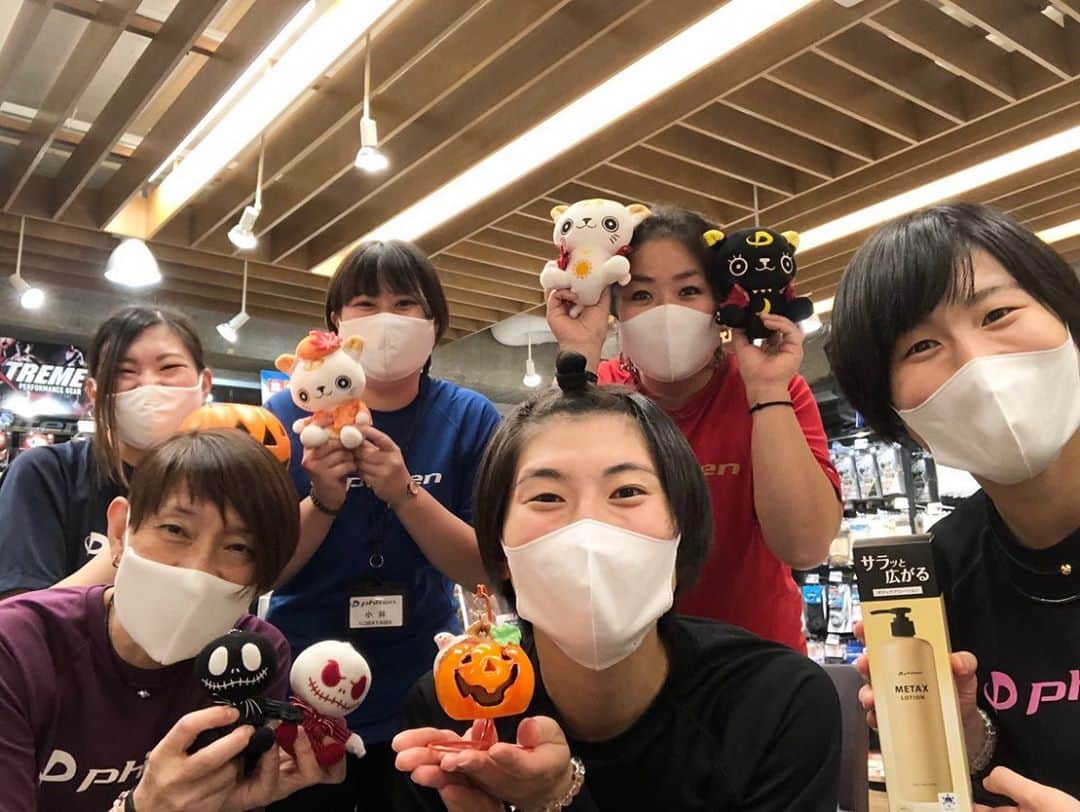 染谷真有美のインスタグラム：「☑︎ファイテン巣鴨店 お店の雰囲気がとても良く、商品の使い方や効果を丁寧に説明＆実践しながらケアしていただきました！  楽しかったし、欲しい商品もゲットできました！💫👾  ファイテン様、日頃よりサポートをしていただき、本当にありがとうございます！！  @phiten_official  #ファイテン #ファイテンショップ  #巣鴨 #phiten #PHITEN .  #karate #姉妹 @kayosomeya1  #👭  #スパッツ #tシャツ  #ロンt  #コンディショニング #ケア #セルフケア  #ケア用品  #ボディークリーム #メタックスローション  #リュック #靴下 #🎃👻🍭」