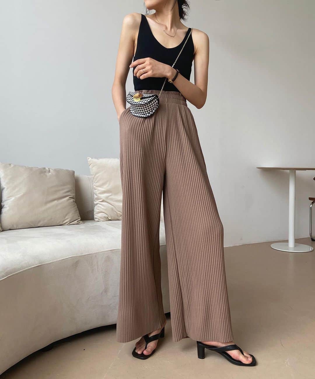 maison de LATIRのインスタグラム：「すとんとした落ち感とゴムのハイウエストが特徴のきれいめワイドパンツ。 カジュアルはもちろん通勤、通学にもおすすめです。 ボリュームを抑えたスリムシルエットが上品な大人をアピールしてくれます。 プリーツ仕様のさらりとした素材。 ウエストゴムの伸縮性がありストレスフリーで着用することができ、履き心地抜群のワイドパンツです。  ↓ご購入はこちらから↓ @maison_de_latir #maison_de_latir #メゾンドラティール #https://shop-list.com/women/brand/maison-de-latir/」