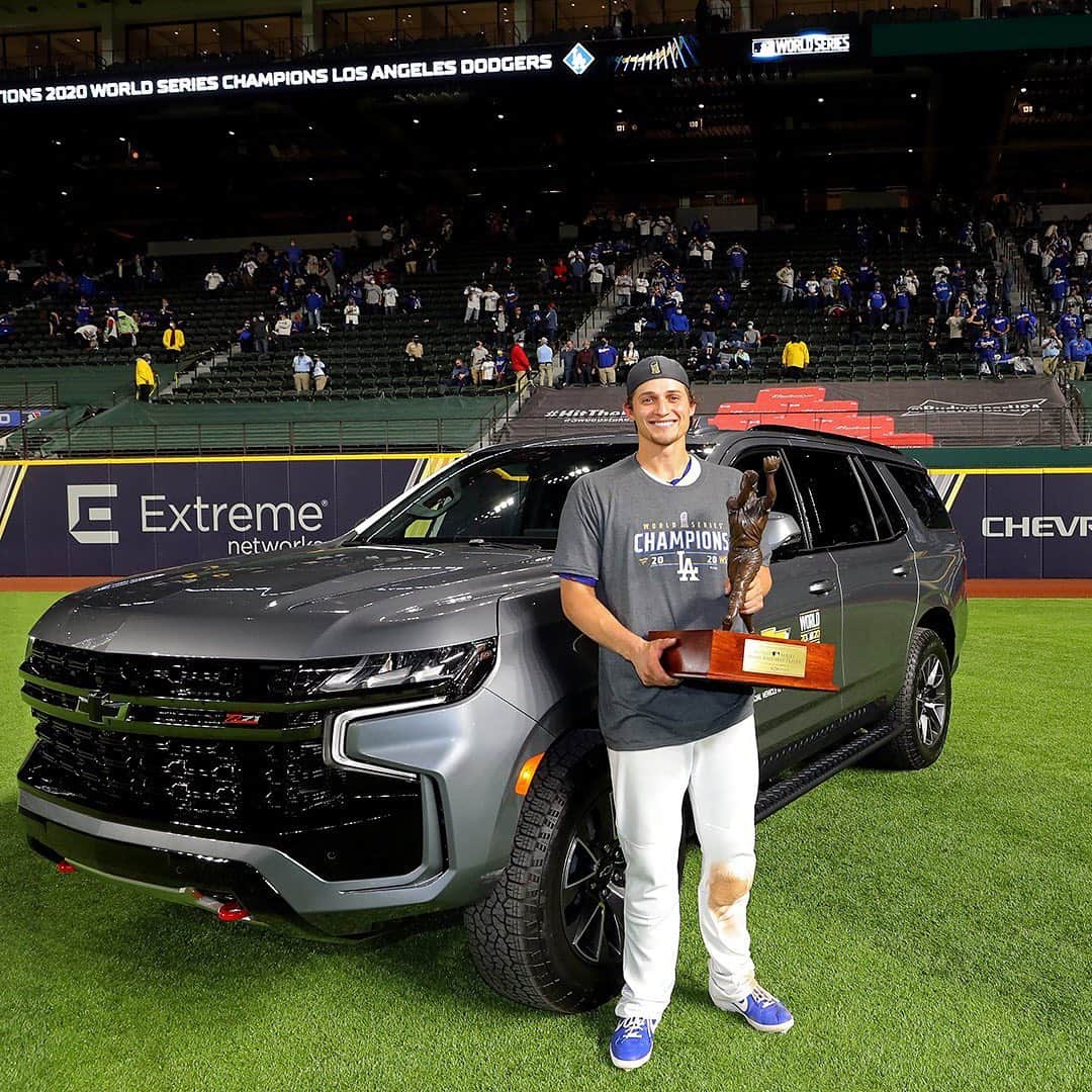MLBさんのインスタグラム写真 - (MLBInstagram)「The #WorldSeriesMVP with a new ride and some new hardware.」10月28日 14時16分 - mlb