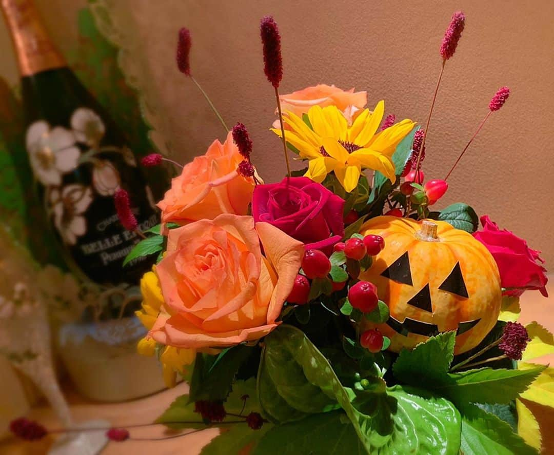 百合華さんのインスタグラム写真 - (百合華Instagram)「Halloween bouquet 💐💕🎃  @primadonna.kyoto   #helloween #ハロウィン #bouquet #花束 #trickortreat #トリックオアトリート  #ハロウィン仕様 #ハロウィン装飾 #可愛い #可愛すぎる #happyhalloween  #ハッピーハロウィン #インテリア #部屋に花がある生活  #花のある暮らし  #花が好き #celebration  #御祝い #present #プレゼント #thx❤︎」10月28日 14時17分 - yurika.lovelily