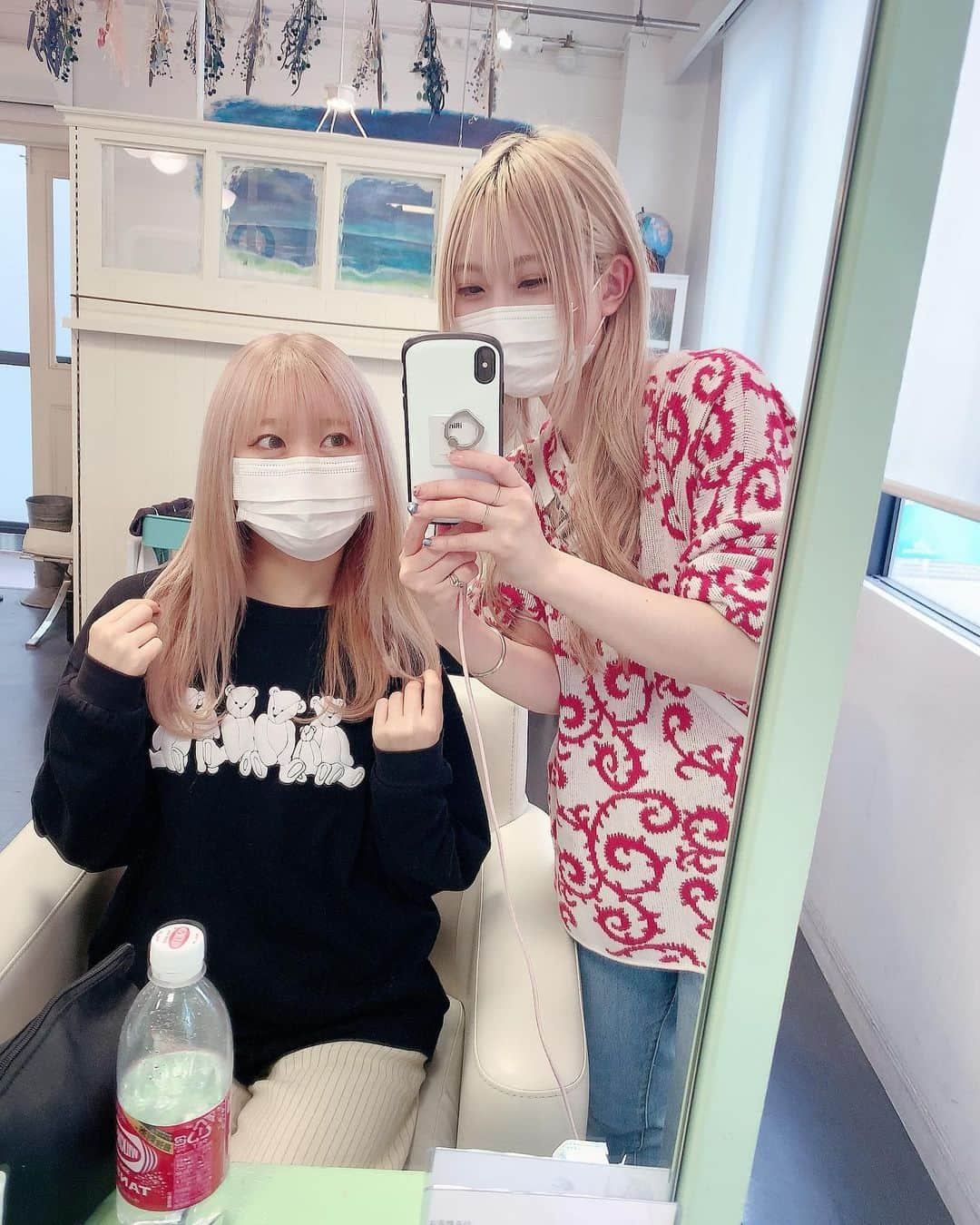 いとくとらさんのインスタグラム写真 - (いとくとらInstagram)「⠀ 💇‍♀️⠀ ⠀ ちょっと前になっちゃうけど⠀ すっかりピンク抜けたので⠀ もうインナーもブリーチして⠀ 潔く金髪になりました⠀ ⠀ Spicaのまりちゃんにやってもらったよ〜⠀ おそろっちになった！笑」10月28日 14時17分 - ikr828