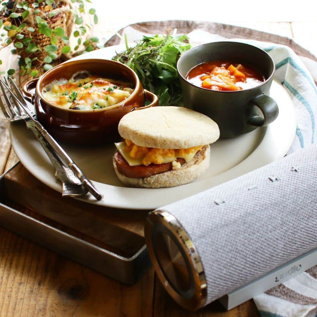 Atsukoのインスタグラム：「Today's lunch 2020.10.28 ･ ･ スパムとスクランブルエッグとチーズのマフィン マカロニグラタン ミネストローネ サラダ ･ ･ エビとチキンのグラタンでランチ。 同じ内容でお弁当3人分持たせました。 磁気の器だと重いと言うので、セリアの使い捨て容器で。 ブラウニー用の容器なんだけど、あれ使える😋😋 ・ ・ 一緒に写ってるのは　@sudio  のBluetoothポータブルスピーカーFemtio（フェムティオ）です。 私はいつもSpotifyで音楽を聴いているのですが、イヤホンで聞くとまだましなのですが携帯から直接だと音がイマイチ😂 でもスピーカーを使ったらめちゃくちゃ良き❤これはサイコー🙌🙌 キッチンで活躍させたいと思います！ こちらの製品の特徴は  上品でスタイリッシュなデザインでありながら、確かな高音質サウンドを届けるポータブルBluetoothスピーカー。 IPX6レベル対応の防水性能と14時間の連続再生時間で、 周囲の環境や天候に左右されることなく、ストレスフリーな音楽体験を提供します。 ステレオペアリング機能を使ってFemtioを2台接続すればステレオ再生ができ、 より広い範囲に立体感のあるサウンドを響かせることが可能です。  Sudio Sphere登録で安心の3年間製品保証付き。 ･ ･ ･ ただ今キャンペーン実施中 ↓↓↓  ★セット割りキャンペーン 11月3日までにイヤホン・スピーカー本体を2点以上購入すると10%OFF！ Sudioオリジナルカードケースも先着でプレゼント中！ ※ノベルティーは在庫がなくなり次第終了です。  #sudio #shapingsound #sudiojp#PR Thank you @sudio」