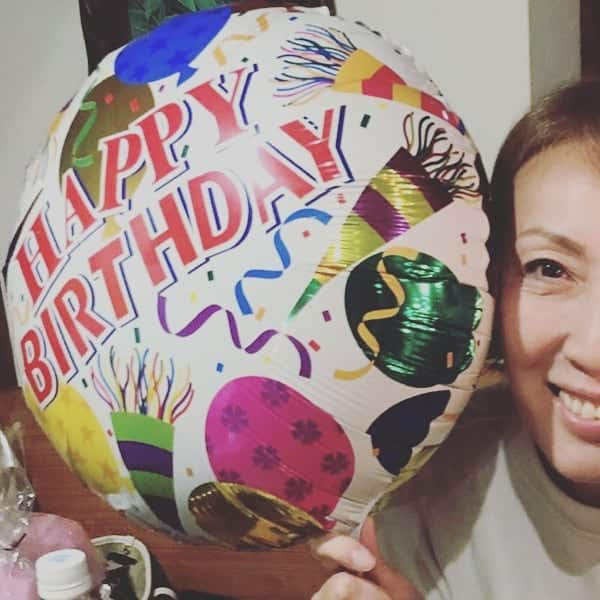 尾崎魔弓のインスタグラム：「誕生日が来ちまった！ でももう年は取らないぜ。 だって私は永遠の23歳💮 ハハハ～😭   #尾崎魔弓  #ozアカデミー  #正危軍  #誕生日 #10月28日 #野呂佳代 さんと #同じ日 #お互いにびっくり」