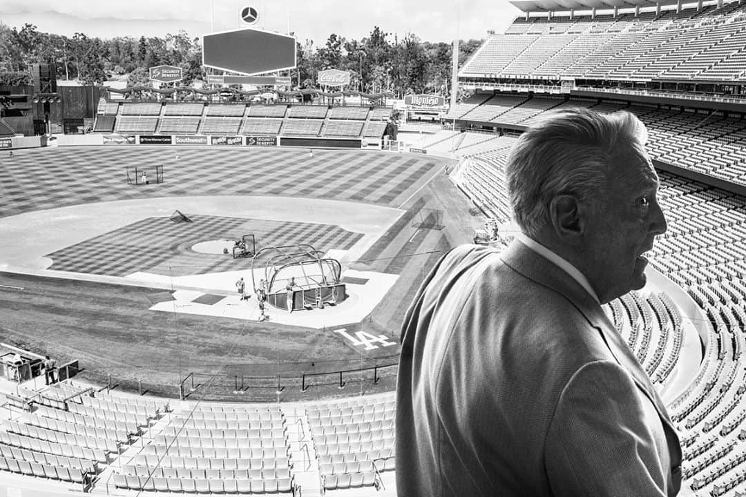 Flaunt Magazineさんのインスタグラム写真 - (Flaunt MagazineInstagram)「This one’s for you, #VinScully.   Photographed by Michael Tighe for the CALIFUK issue in 2015, during his 66th of 67 seasons calling games for the Dodgers.   #LATogether #Dodgers」10月28日 14時23分 - flauntmagazine