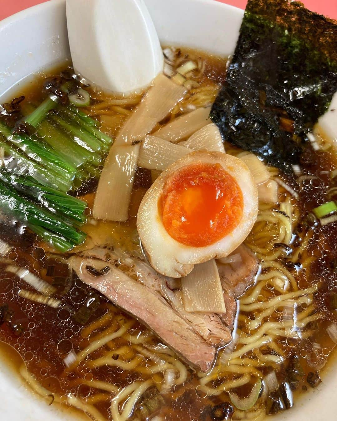 芦野祥太郎のインスタグラム：「ロケで来た武蔵新田の中華麺舗・虎で食べたラーメンと餃子  なんと！SPECで出てきたお店だった！！ 美味かった〜！  #EnfantsTerribles#ラーメン#餃子#虎#中華麺舗虎#武蔵新田」