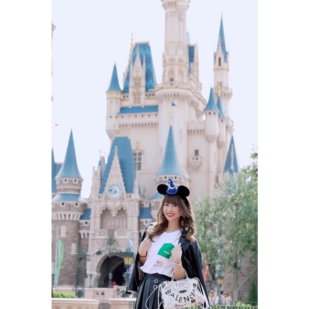 相田瑠菜さんのインスタグラム写真 - (相田瑠菜Instagram)「🏰🏰🏰﻿ ﻿ なかなかシンデレラ城で このクオリティの写真撮れないよ! みきちゃんさまさま♥️✨  #東京ディズニーランド #東京ディズニーリゾート #シンデレラ城 #ディズニーコーデ #ディズニーランド #ディズニー写真部 #ディズニー風景 #ディズニー部 #ディズニー好きな人と繋がりたい #ディズニーカメラ部 #映えスポット #映え写真 #tokyodisneyland #tokyodisneyresort #love #smile #liketime #liker #likeit #following #follownow #instalike #instafashion  ﻿ 🏰🏰🏰」10月28日 14時25分 - _aina_official