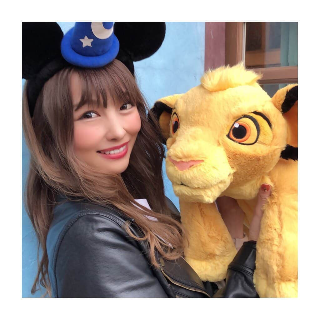 相田瑠菜さんのインスタグラム写真 - (相田瑠菜Instagram)「🦁🦁🦁﻿ ﻿ 新しいお友達♥️✩.*˚﻿ シンバくん！可愛い！﻿ ぬいぐるみに囲まれて寝てますw﻿ ﻿ ﻿#東京ディズニーランド #新エリア #ディズニーコーデ #ディズニーランド #ディズニーグッズ #ディズニーカチューシャ #ディズニー写真部 #ディズニーリゾート #ディズニー部 #ディズニー好きな人と繋がりたい #ディズニー好きと繋がりたい #ディズニーカメラ部 #ライオンキング #シンバ #tokyodisneyland #liketime #liketkit #liker #followｍe #following #followyou #instalike  #love #smile #friend  🦁🦁🦁」10月28日 14時32分 - _aina_official