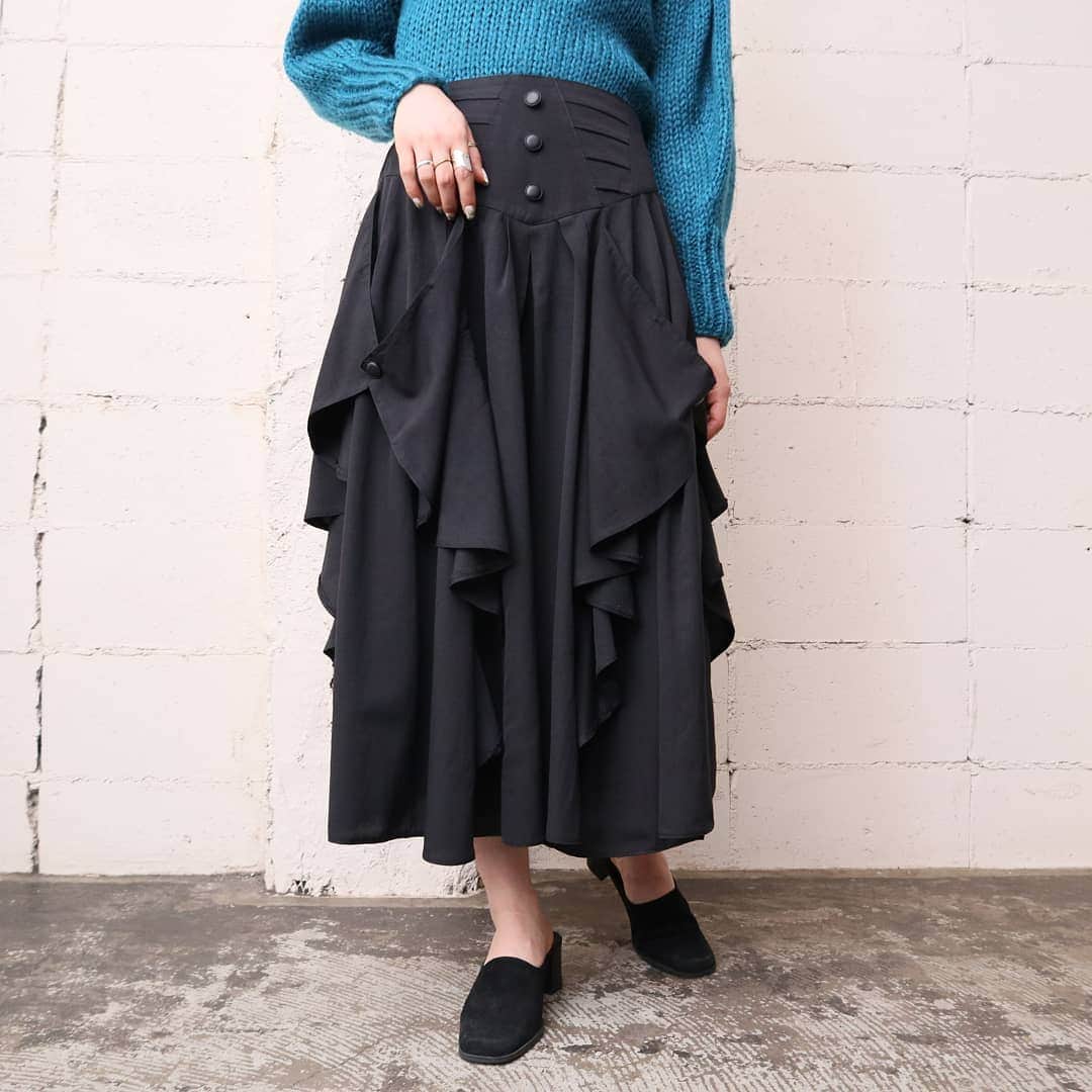 吉祥寺 古着屋 Orfeoのインスタグラム：「. Raffled Design Skirt  #orfeo #kichijoji #tokyo #vintage #used #fashion #coordinate #outfit  お問い合わせはインスタグラムのプロフィール掲載のメールアドレスにお願いいたします。コメント、DMでのお問い合わせは受け付けておりませんのでご了承ください。 ONLINE SHOPの商品も店頭にてご購入頂けます。気になる商品がございましたらスタッフにお声掛けください。  新型コロナウィルス感染拡大防止策を徹底した上で営業をしております。マスクの着用、入店時にアルコールでの消毒をお願いいたします。」