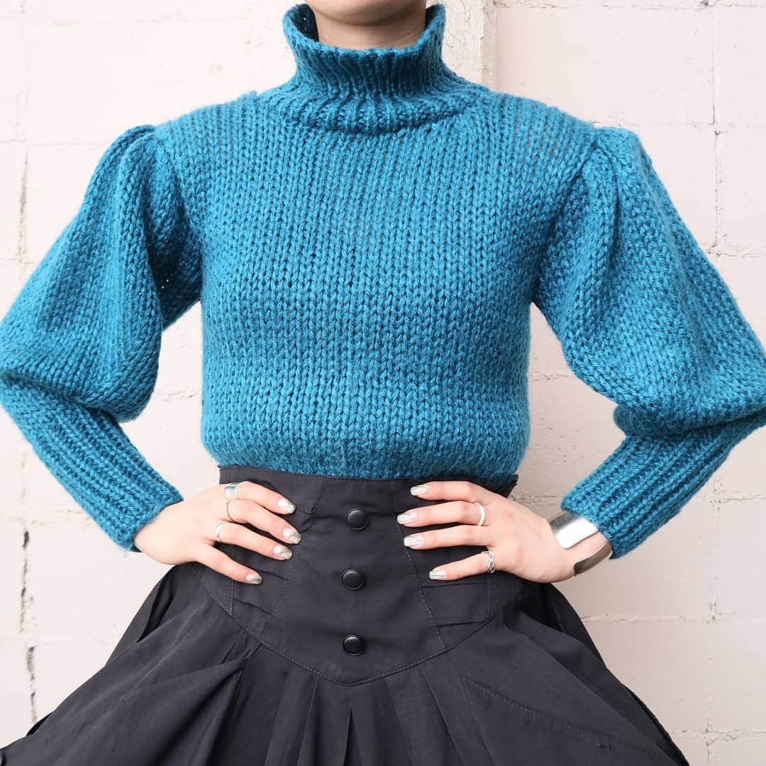 吉祥寺 古着屋 Orfeoのインスタグラム：「. Gigot Sleeve Sweater  #orfeo #kichijoji #tokyo #vintage #used #fashion #coordinate #outfit  お問い合わせはインスタグラムのプロフィール掲載のメールアドレスにお願いいたします。コメント、DMでのお問い合わせは受け付けておりませんのでご了承ください。 ONLINE SHOPの商品も店頭にてご購入頂けます。気になる商品がございましたらスタッフにお声掛けください。  新型コロナウィルス感染拡大防止策を徹底した上で営業をしております。マスクの着用、入店時にアルコールでの消毒をお願いいたします。」