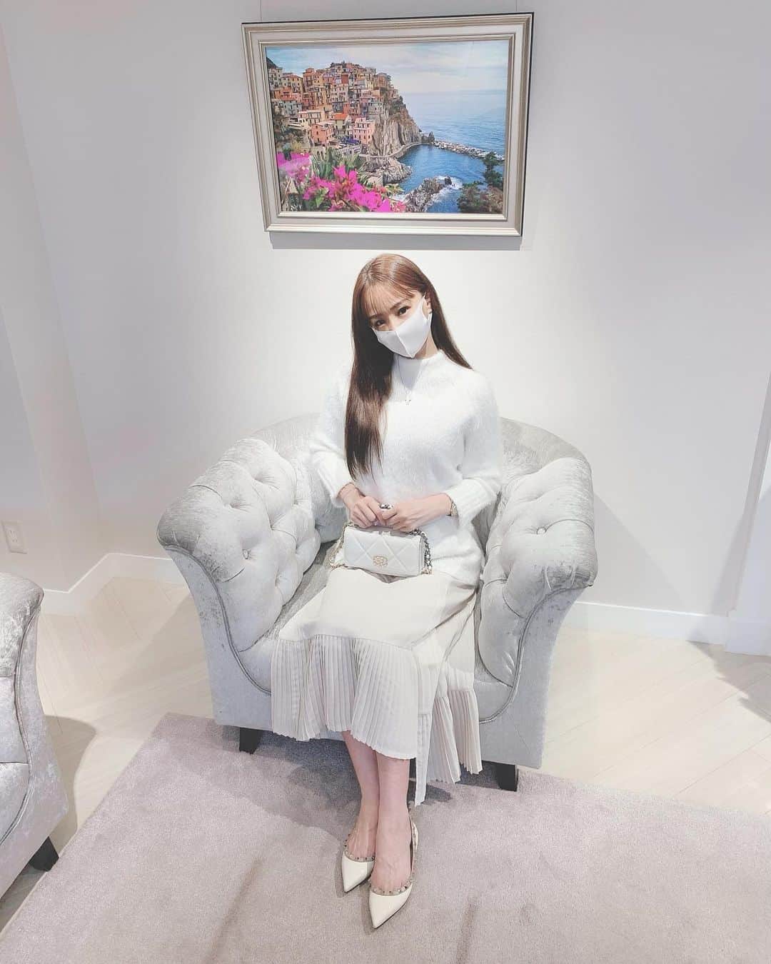 れみれみさんのインスタグラム写真 - (れみれみInstagram)「お肌が弱いれみでも大丈夫なハイドラフェイシャル🦩最近は下地を塗らずスキンケア後にそのままチークをしたり素肌生活してるの🌷だからもっと肌トーンあげたいので頑張ります〜ぅ💕 ・ クリニック @venus_beauty_clinic @vb_medical_art ・ @emiriawiz_officialのトップスちゃん！もふもふしてて着てるだけで気持ちかったぁ💝 ・ #歌舞伎町 #アジアンクラブ #キャバ #venusbeautyclinic #美容 #クリニック #ハイドラフェイシャル #エステ #エミリアウィズ #Emiriawiz #ハイドラフェイシャル #メイク #キラキラ #可愛い #モデル #れみ #れみれみ」10月28日 14時54分 - remiremi122
