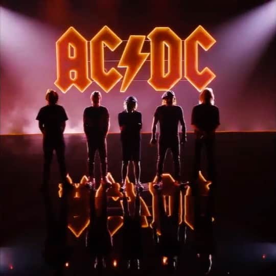 のインスタグラム：「⚡️AC/DC フルボルテージの最新MV⚡️ AC/DCが11月13日に全世界同時リリースするニュー・アルバム『POWER UP』から、「SHOT IN THE DARK」のミュージック・ビデオが公開🎸 過去にデヴィッド・ボウイの「Let’s Dance」、クイーンの「RADIO GA GA」など名作を手掛けてきたデヴィッド・マレットが監督を務めるこのビデオには、サウンド、ビジュアル面共に、これぞAC/DC！という、彼らの真骨頂が凝縮されています🔋新作に高まる期待🔥  #ACDC #PWRUP #SHOTINTHEDARK #HMHR #metal #hardrock」