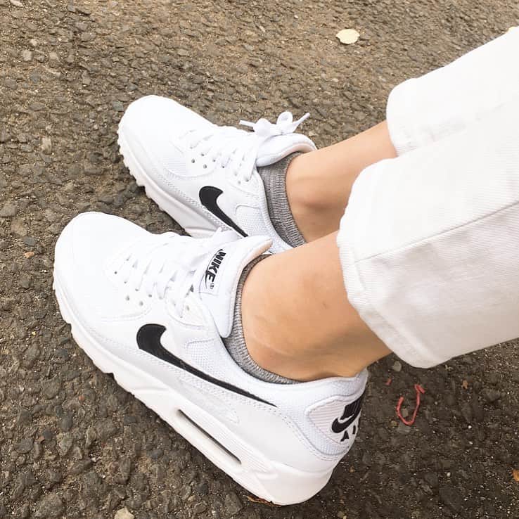 蒲生麻由のインスタグラム：「Newスニーカー👟  今回はナイキエアマックスにしてみた😎  毎日の公園遊びで、すぐ履き潰してしまうから、あと3足ぐらいスニーカー欲しい🥺  #nikeairmax #newshoes #mamalife  #真っ白とベージュと悩んだ結果わ #もうヒールには戻れない #ナイキ」