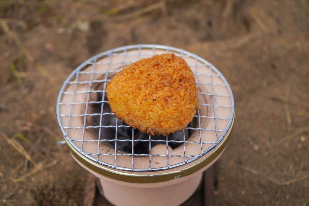 日産自動車さんのインスタグラム写真 - (日産自動車Instagram)「【おにぎりアクション2020】﻿ #日産セレナ で湖畔へ行ってきました。七輪で焼いたおにぎりがほくほく♪﻿ ﻿ 10/31(土)まで「おにぎり」との写真に #OnigiriAction #乗ってるあいだも思い出に をつけてSNS投稿すると、アジア・アフリカの子どもたちに給食10食分が送られます。﻿ ﻿ この取り組みを日産セレナも応援しています。﻿ みなさまもこの活動に参加いただき、世界の子どもたちに給食をお届けしませんか♪﻿ ﻿ #OnigiriAction #乗ってるあいだも思い出に #5523 #🚗」10月28日 15時02分 - nissanjapan