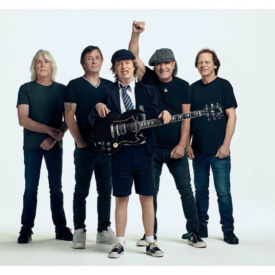 ソニー・ミュージック洋楽さんのインスタグラム写真 - (ソニー・ミュージック洋楽Instagram)「⚡️AC/DC フルボルテージの最新MV⚡️ AC/DCが11月13日に全世界同時リリースするニュー・アルバム『POWER UP』から、「SHOT IN THE DARK」のミュージック・ビデオが公開🎸 過去にデヴィッド・ボウイの「Let’s Dance」、クイーンの「RADIO GA GA」など名作を手掛けてきたデヴィッド・マレットが監督を務めるこのビデオには、サウンド、ビジュアル面共に、これぞAC/DC！という、彼らの真骨頂が凝縮されています🔋新作に高まる期待🔥  #ACDC #PWRUP #SHOTINTHEDARK #HMHR #metal #hardrock」10月28日 15時03分 - sonymusic_jp