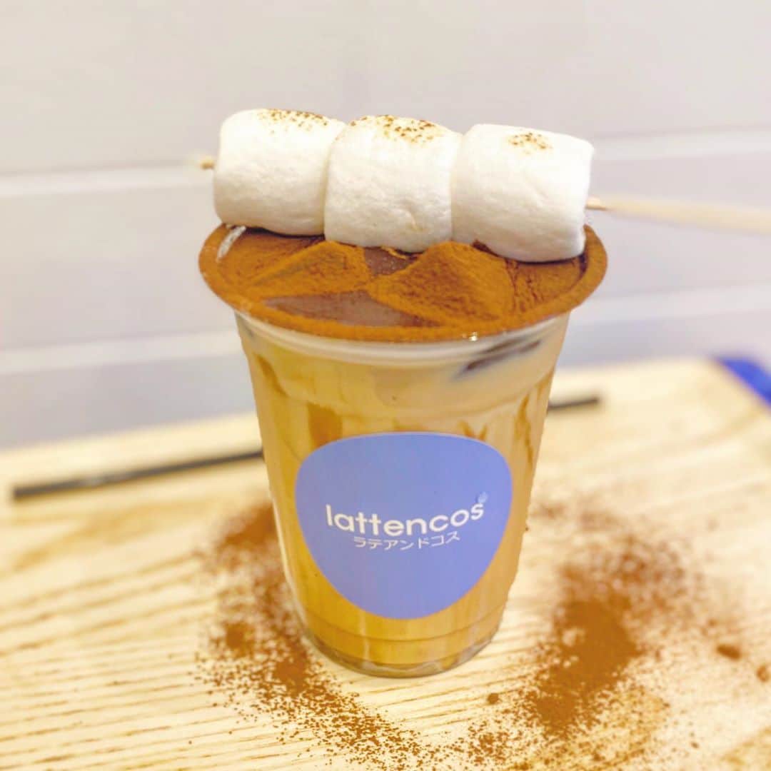 のインスタグラム：「こんな見た目ですが、ドリンクもココアパウダーも全く甘くありません☺️💕 1000円以上コスメを買うと、450円ちかくのインパクト大なドリンクが無料でいただけるという😍 ドリンクカップにつけてもらうシールも、ショッパーバッグも選ばせてもらえて…ショッパーもしっかりとしたビニール素材で可愛い💕 欲しいコスメがいっぱい出てきたから、🏇頑張って買おう🤣  #岡部玲子　#タレント　#レポーター　#競馬キャスター　#新大久保 #新大久保コスメ　#ラテアンドコス #マシュマロラテ #韓国コスメ #優秀コスメ #shinokubo #cosmetics #coffee #cafe #lattencos」