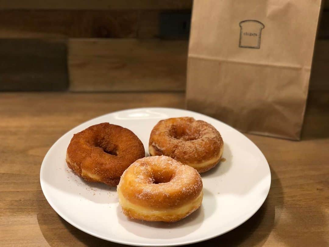 いいオフィスさんのインスタグラム写真 - (いいオフィスInstagram)「【徒歩10分の可愛いベーカリー🍩】 今日のはるちゃんのお昼の目的地は....上野店から徒歩10分のchigayaというベーカリー！ プレーン・シナモン・レモン味のドーナツを、私たちにも買ってきてくれました☺️ふわふわでおいしい〜！ . #いいオフィス #いいオフィス上野 #コワーキングスペース #シェアオフィス #テレワーク #リモートワーク #ワーケーション #ノマドワーカー #フリーランス #オンライン授業 #リモート #リモートワークスペース #ワーキングスペース #wifiあり #会議室 #イベントスペース #撮影スペース #御徒町 #新御徒町 #上野カフェ #蔵前カフェ #蔵前ベーカリー #蔵前パン屋 #東京パン屋 #chigaya_kuramae #浅草カフェ #蔵前さんぽ #浅草カフェ #浅草食べ歩き」10月28日 14時57分 - e_office_ueno