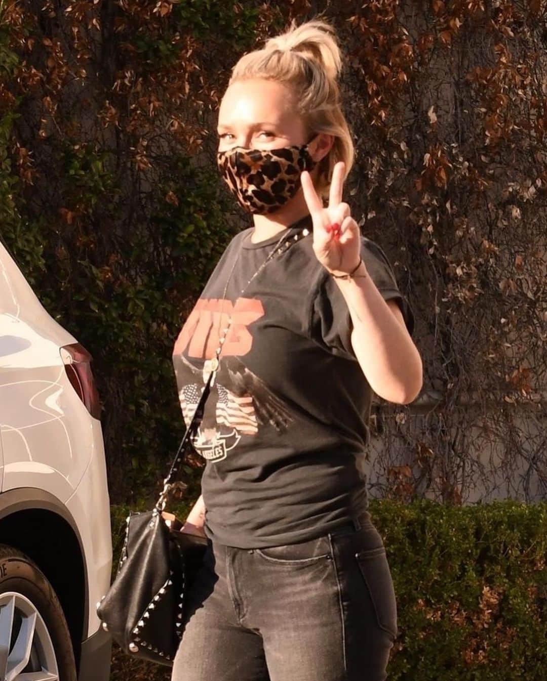 Just Jaredさんのインスタグラム写真 - (Just JaredInstagram)「@haydenpanettiere stayed safe in a face mask while enjoying a rare day out! #HaydenPanettiere Photos: Backgrid」10月28日 14時59分 - justjared