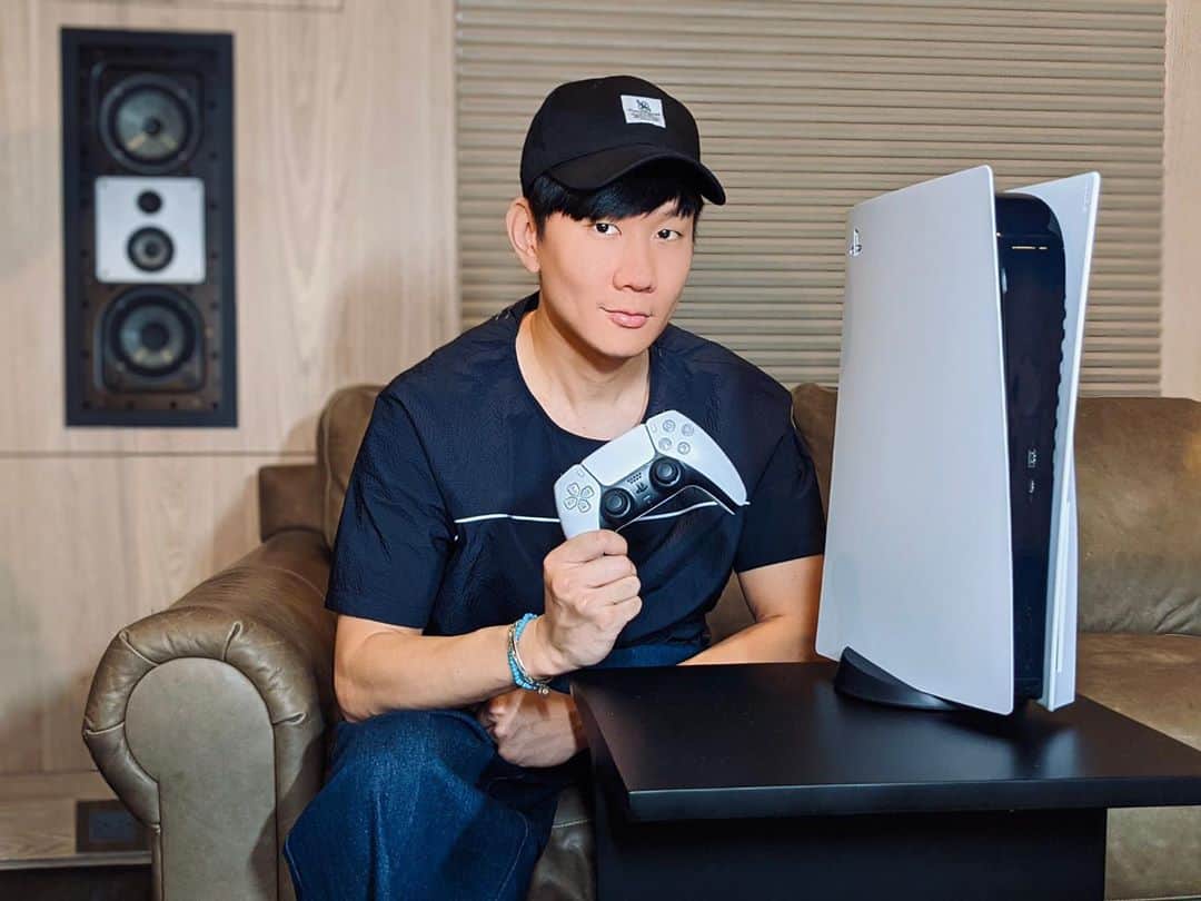 林俊傑のインスタグラム：「⠀ 感謝 PlayStation team 讓我搶先試玩! ⠀ ⠀ Psyched to be the first in Asia to lay hands on the PlayStation 5. Can’t wait for the official launch in Nov! #PS5AsiaCelebration ⠀ ⠀ @playstation @playstationasia @playstationhk @playstationtaiwan」