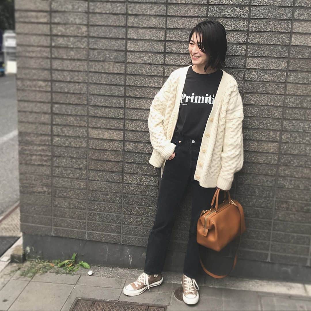 上村若菜のインスタグラム：「. サンプルチェックがてら @rita_jeans_tokyo の展示会へ。 . かわいいのできてました😍✨ 早くお知らせしたいです🤫 . #wakameswardrobe #ロゴt #ロゴtコーデ #デニムコーデ #カジュアルコーデ #ママコーデ #来月は色々とお知らせあります✨ #色々と進行中 . カーディガン…#argue  ロゴt…#ritajeanstokyo  デニム…#theshinzone バッグ…#vintage 靴…#converse」