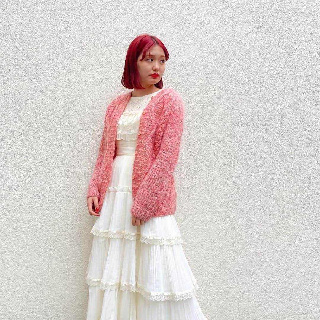 NUTTY Vintage&Collectibleのインスタグラム：「🍓NEW ARRIVAL🍓  ☑︎vtg 60's pink mohair cardigan  毎年人気のモヘアニット。 発色の鮮やかなピンクカラーの新入荷です＊  毛足が長く、ざっくりとした編み目で通気性は良いですが、ウール混なのでしっかりとした保温性もあり、寒くなるこれからの時期に重宝します。  💌DMより詳細/通販承っております💌  ------------------------------------ 🛍NUTTY通販について🛍 ------------------------------------- ＜ONLINE STORE＞ VINTAGE▶︎http://nutty.theshop.jp/ USED SELECT▶︎https://nuttyselect.official.ec/ （プロフィールページURLよりjump🕊） ㅤㅤㅤㅤㅤㅤㅤㅤㅤㅤㅤㅤㅤ ＜VIDEO CHAT SHOPPING＞ テレビ電話をお繋ぎして、リアルタイムでご案内いたします。詳細は過去の投稿をご覧ください。」