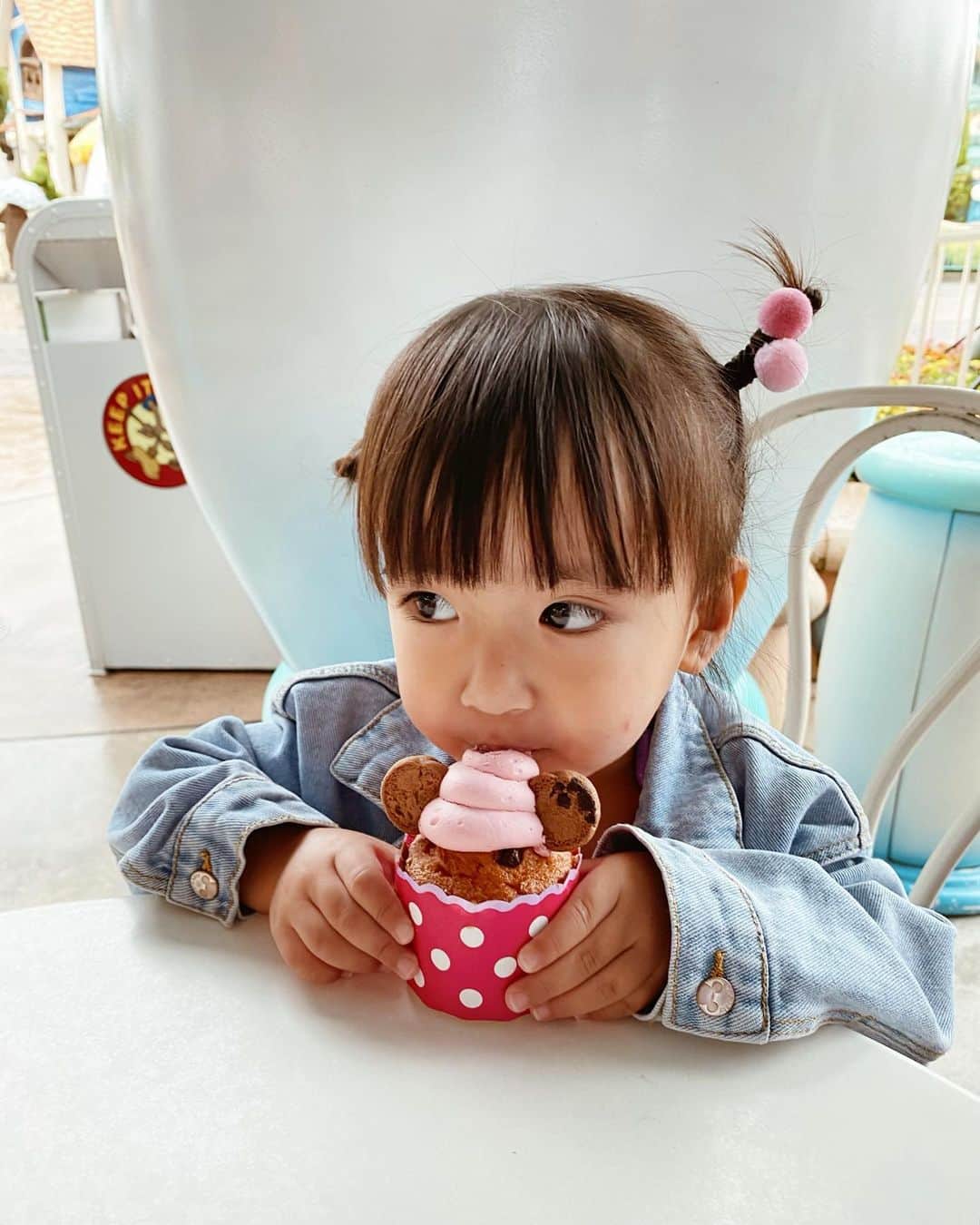 孫きょうのインスタグラム：「1.2.3 表情の変化よ😂💓  クリームしか食べなくて クリームがなくなった時のあざとさ🧁  #TDL #tokyodisneyland  #ディズニーランド #3歳」