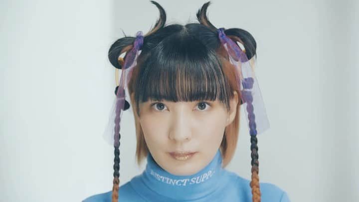 ひらさわあくびのインスタグラム：「ニガミ17才新曲&MV公開されました！！！！ 岩さんの溢れ出る教祖感🍡 歌詞を渡され歌ったら『違う。全然違う。』と言われ導き出された答えがこの歌い方でした。 １発で正解歌える人岩さんしかいない説です。全部日本語です。歌詞は概要欄に載ってます！よろしくお願いします！  ニガミ17才/こいつらあいてる ▶︎youtu.be/wgp4pGbl_wU  Director:加藤マニ(@katomani )  #ニガミ17才 #こいつらあいてる」