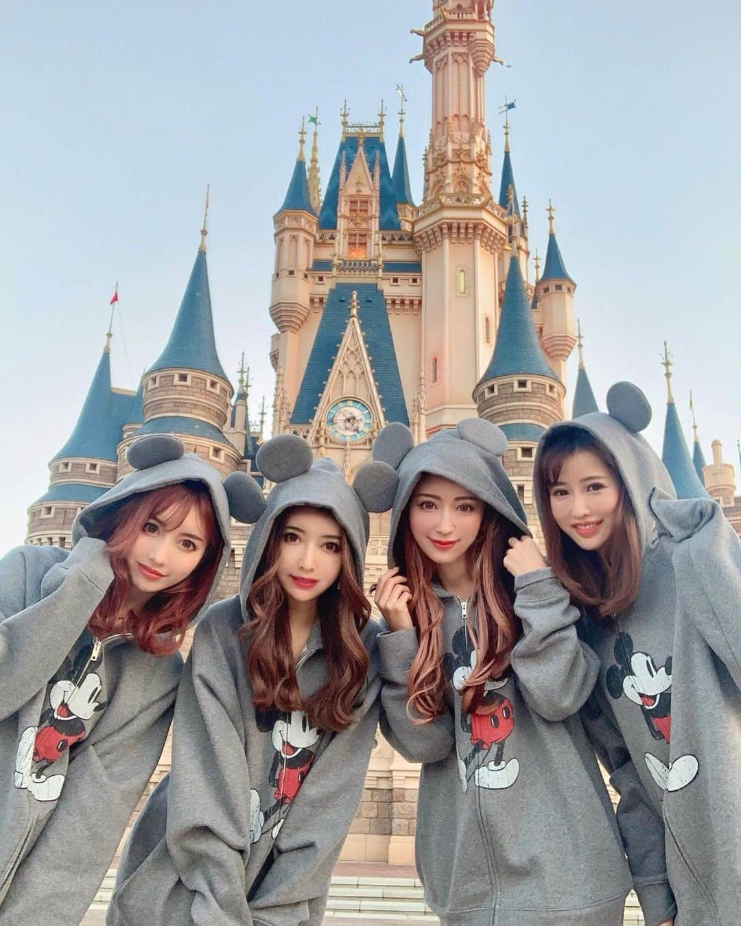 青木りえさんのインスタグラム写真 - (青木りえInstagram)「🏰✨ . @tokyodisneyresort_official  みんなで、ミッキーになったよ💓 . ミッキーというより、ねずみでした🐭 ネズミは苦手だけど😖ミッキーは好きです💗😇💗 . . #ガチネズミ #Disney#ディズニーコーデ#ディズニーコーデおそろ#ディズニーコーデ冬#シンデレラ城#東京ディズニーランド#disneyland#tokyodisneyland」10月28日 15時18分 - aokirie0418