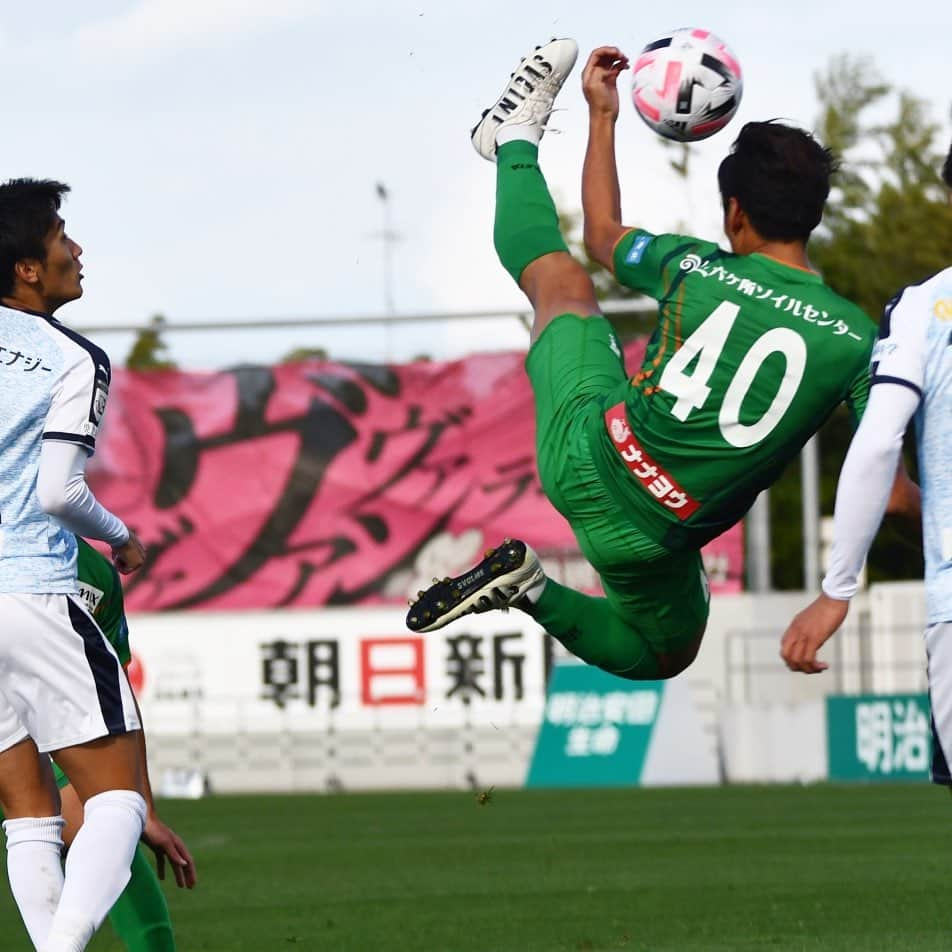 ヴァンラーレ八戸さんのインスタグラム写真 - (ヴァンラーレ八戸Instagram)「少林サッカー⚽️🔥🥋  #深井脩平 #DF40 #ホームゲームプレイバック #プライフーズスタジアム #全緑MUGENDAI」10月28日 15時28分 - vanraure8nohe