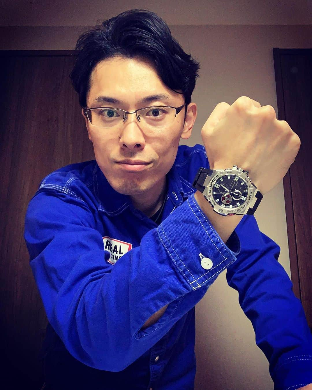 こにわのインスタグラム：「10月から始まったバスケットボール番組「B MY HERO!」に、G-SHOCKが送られてきました！  B.LEAGUEさんのパートナーであるCASIOさんありがとうございます😭  毎週番組でつけさせて頂きます⌚️  #bleague  #casio #gshock  #basketball #かっこいい  #腕時計」