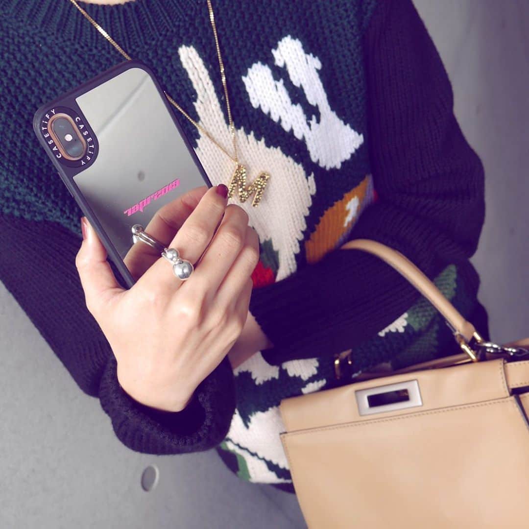 青山あみのインスタグラム：「New iphone case🤳 ミラーになってるから、日々とても 助かってます✌️ @casetify   #CASETiFY #CASETiFYミラーケース #StateYourCase」