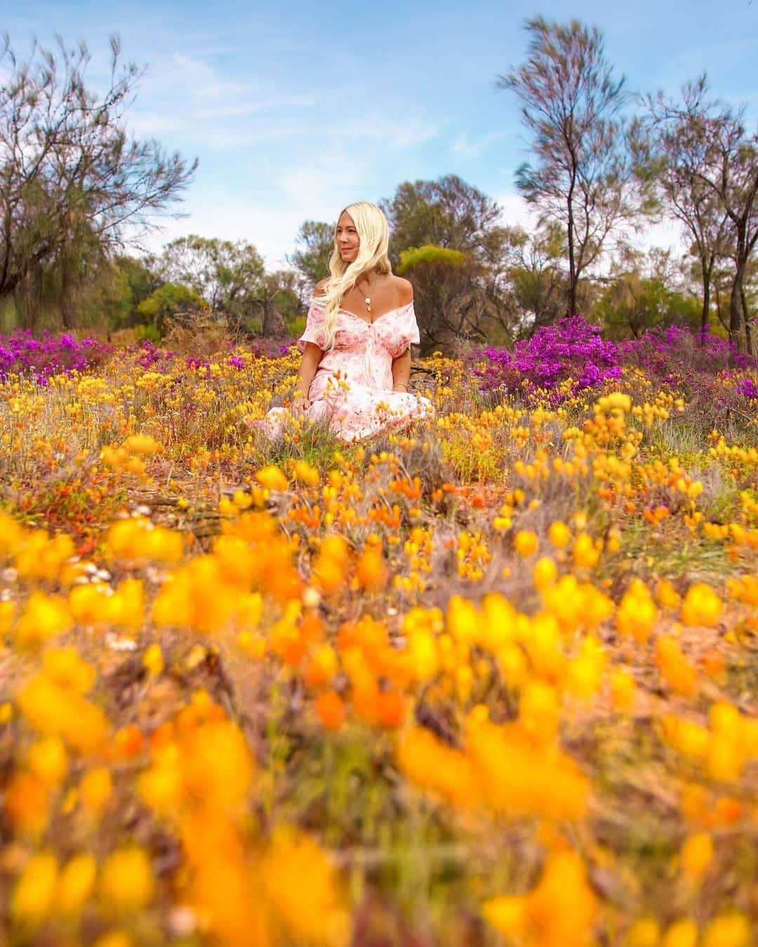 のインスタグラム：「One with the wildflowers 🌼  I’ve just updated my blog with some of my recent outfits you’ve been asking about. Link in bio 💫  📸 @bobbybense」