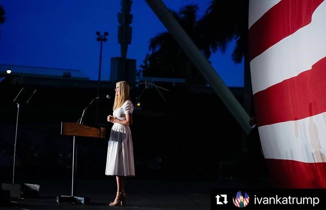 ドナルド・トランプさんのインスタグラム写真 - (ドナルド・トランプInstagram)「#Repost @ivankatrump  ・・・ ¡Gracias Miami! 🌴☀️」10月28日 15時33分 - realdonaldtrump