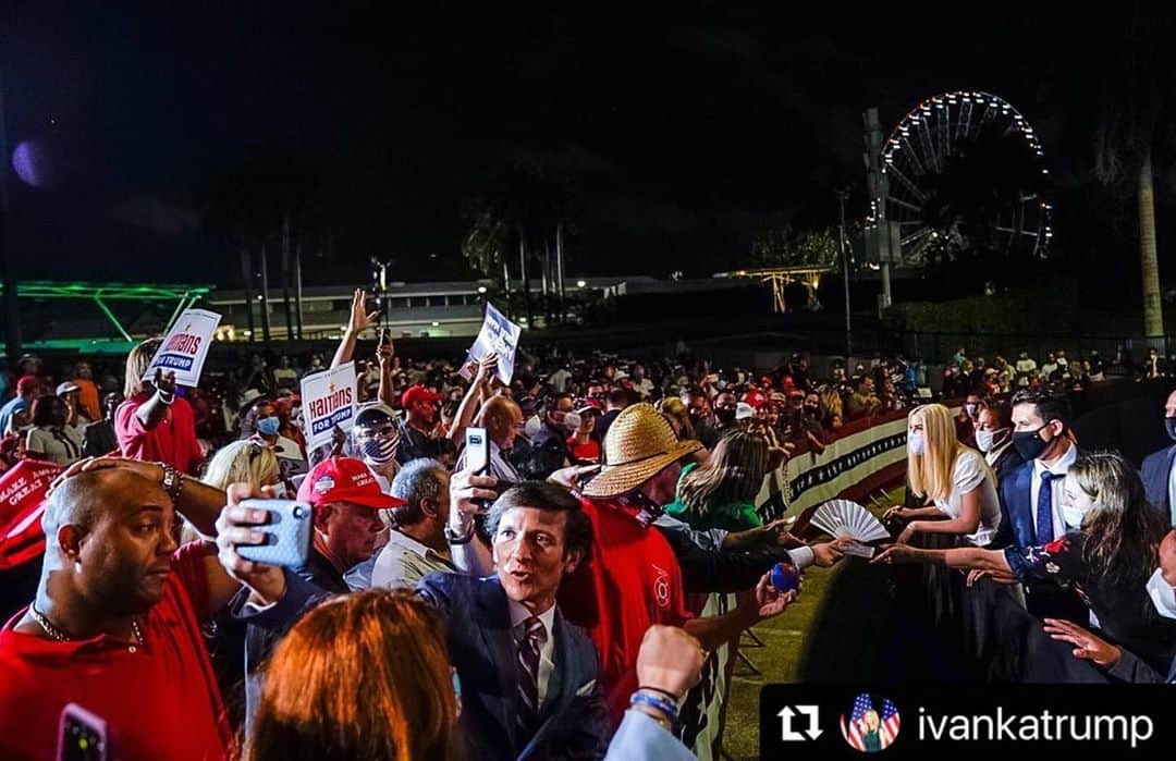ドナルド・トランプさんのインスタグラム写真 - (ドナルド・トランプInstagram)「#Repost @ivankatrump  ・・・ ¡Gracias Miami! 🌴☀️」10月28日 15時33分 - realdonaldtrump